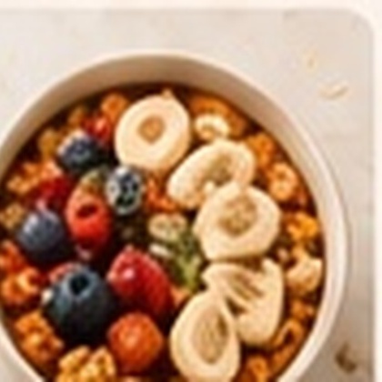 Bol de granola avec banane, fruits rouges et noix de cajou
