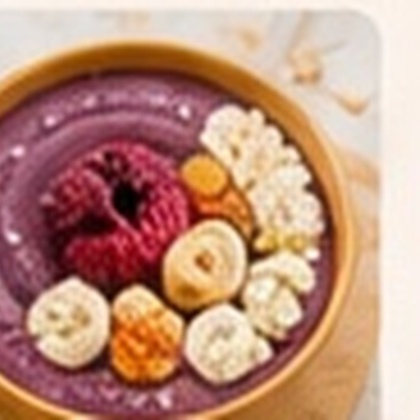 Smoothie bowl aux fruits rouges garni de banane et de granola