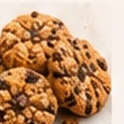 Cookies maison dorés préparés avec du granola